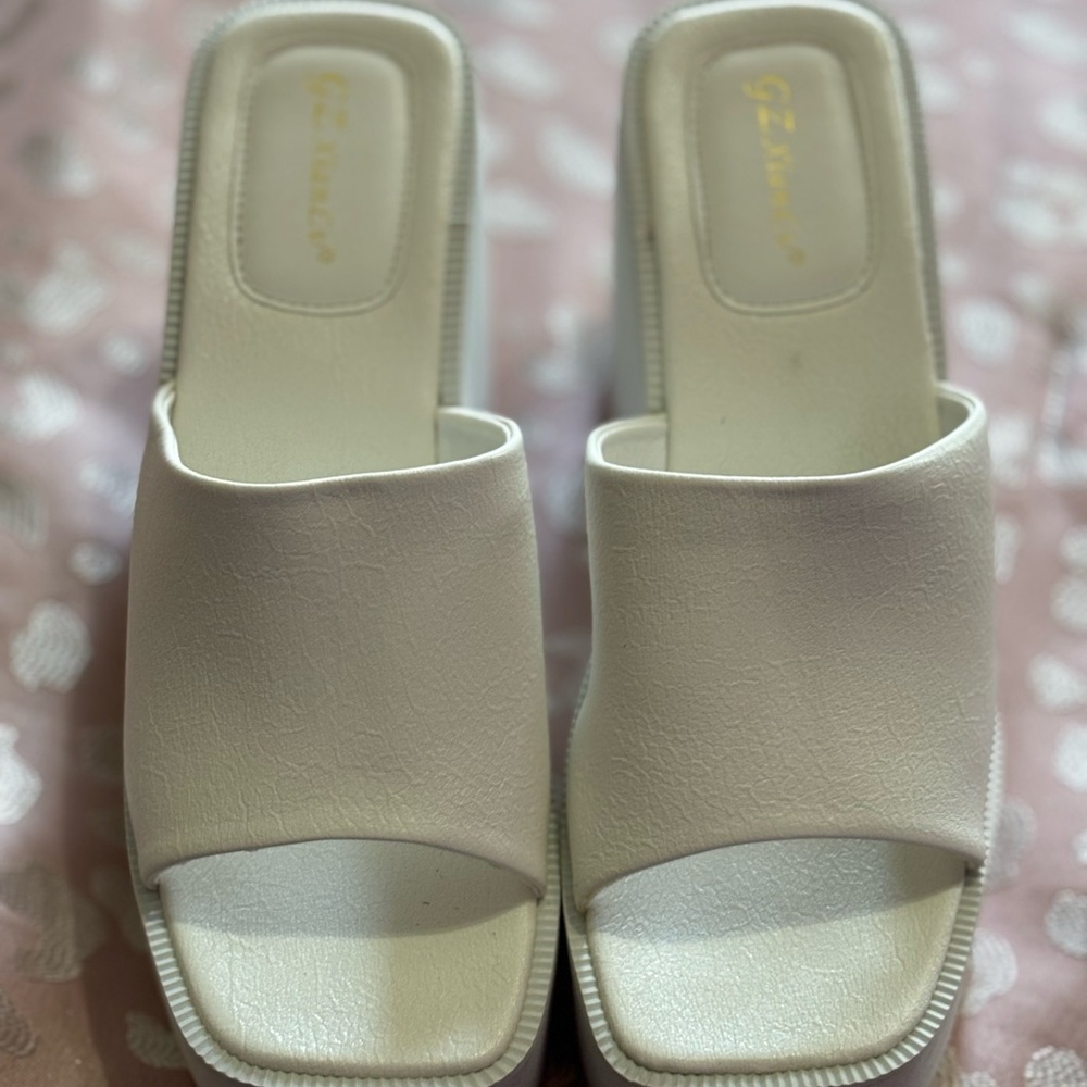 White chunky sandals sz 10
